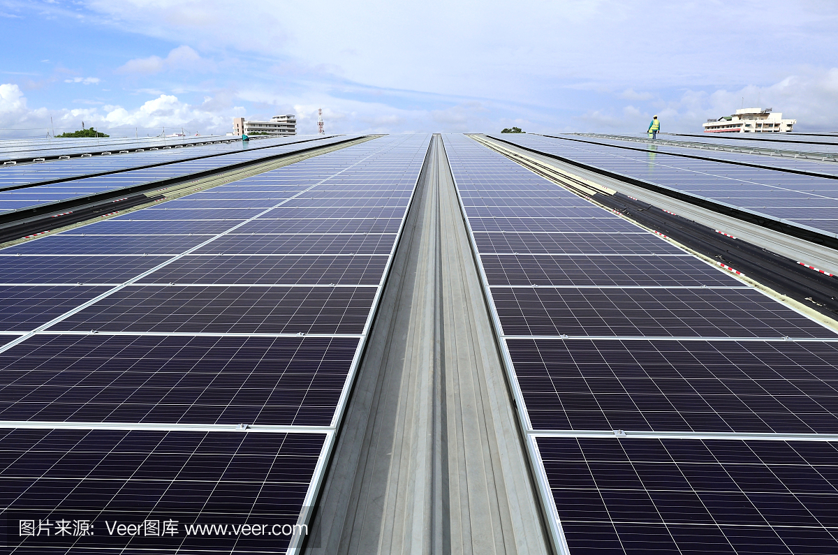 太阳能光伏屋顶系统天空背景视图与技术人员行走